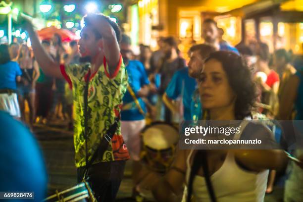 verkering van maracatu - traditionele volksdans met afrikaanse roots - met de batuki kianda groep in ilhabela, brazilië, op 16 april 2017, wandelen door de straten van het historische stadscentrum. - dança stockfoto's en -beelden