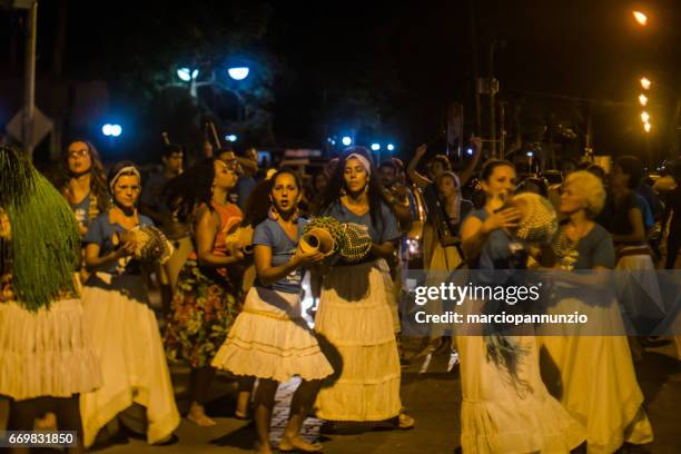 verkering van maracatu - traditionele volksdans met afrikaanse roots - met de batuki kianda groep in ilhabela, brazilië, op 16 april 2017, wandelen door de straten van het historische stadscentrum. - dança stockfoto's en -beelden