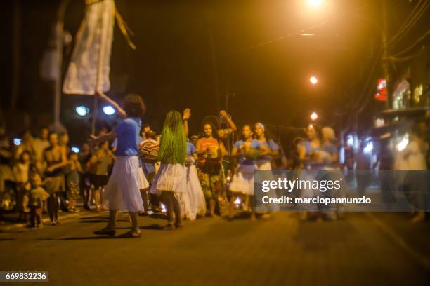 verkering van maracatu - traditionele volksdans met afrikaanse roots - met de batuki kianda groep in ilhabela, brazilië, op 16 april 2017, wandelen door de straten van het historische stadscentrum. - dança stockfoto's en -beelden