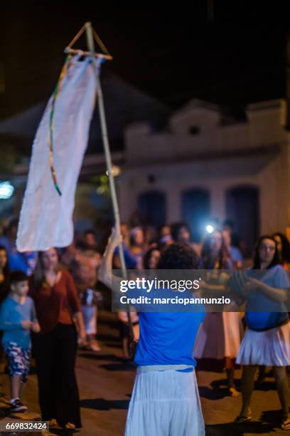 courtship of maracatu - traditional folk dance with african roots - with the batuki kianda group in ilhabela, brazil, on april 16, 2017, walking the streets of the historic city center. - africano stock pictures, royalty-free photos & images