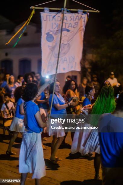 courtship of maracatu - traditional folk dance with african roots - with the batuki kianda group in ilhabela, brazil, on april 16, 2017, walking the streets of the historic city center. - africano stock pictures, royalty-free photos & images