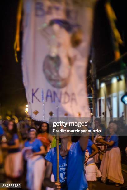 verkering van maracatu - traditionele volksdans met afrikaanse roots - met de batuki kianda groep in ilhabela, brazilië, op 16 april 2017, wandelen door de straten van het historische stadscentrum. - dança stockfoto's en -beelden