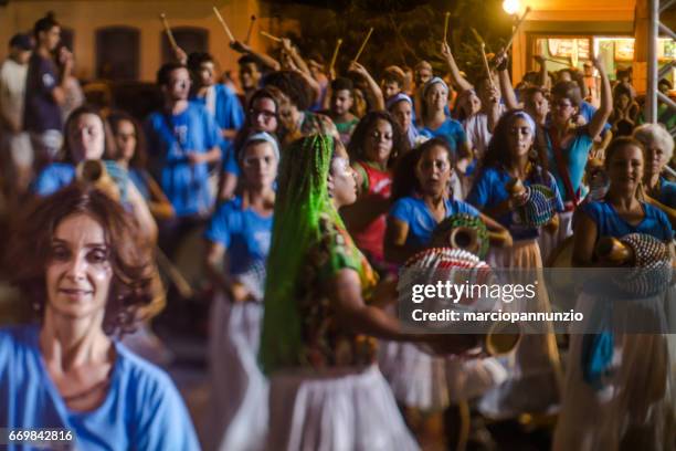 courtship of maracatu - traditional folk dance with african roots - with the batuki kianda group in ilhabela, brazil, on april 16, 2017, walking the streets of the historic city center. photos made with a tilt-shift lens. - africano stock pictures, royalty-free photos & images