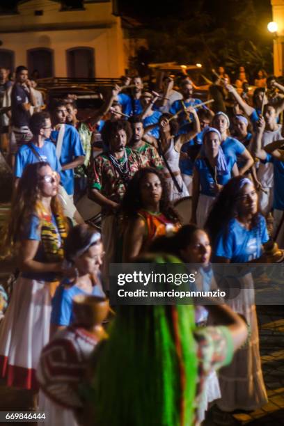 verkering van maracatu - traditionele volksdans met afrikaanse roots - met de batuki kianda groep in ilhabela, brazilië, op 16 april 2017, wandelen door de straten van het historische stadscentrum. foto's gemaakt met een tilt-shift lens. - dança stockfoto's en -beelden