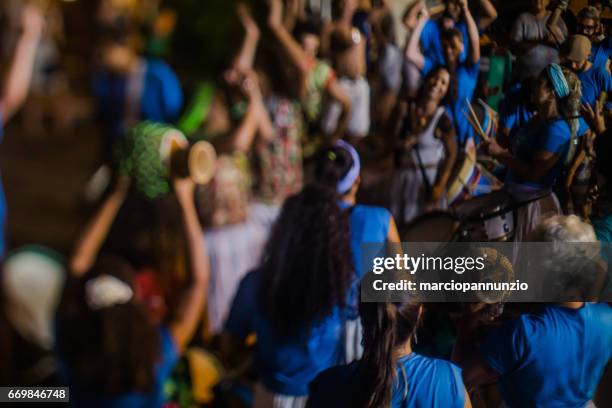 verkering van maracatu - traditionele volksdans met afrikaanse roots - met de batuki kianda groep in ilhabela, brazilië, op 16 april 2017, wandelen door de straten van het historische stadscentrum. foto's gemaakt met een tilt-shift lens. - dança stockfoto's en -beelden