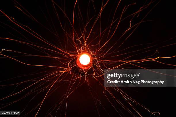 the fission - átomo fotografías e imágenes de stock