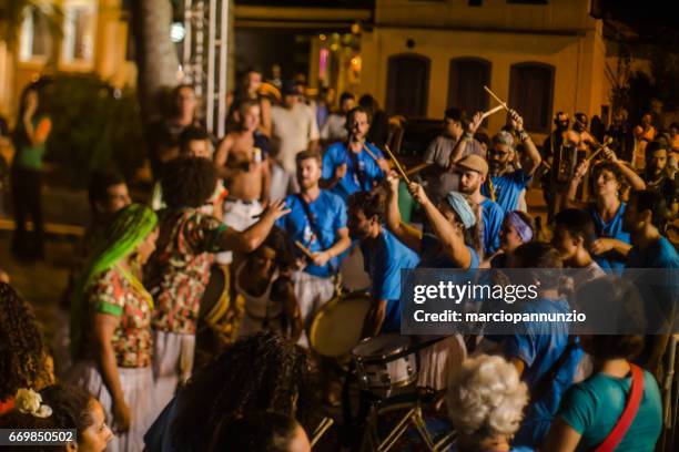 courtship of maracatu - traditional folk dance with african roots - with the batuki kianda group in ilhabela, brazil, on april 16, 2017, walking the streets of the historic city center. photos made with a tilt-shift lens. - africano stock pictures, royalty-free photos & images