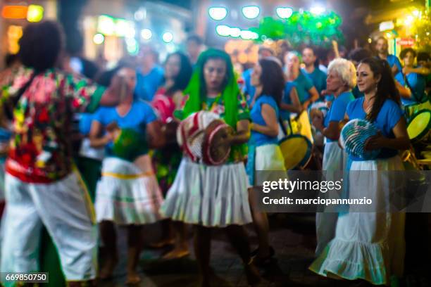 verkering van maracatu - traditionele volksdans met afrikaanse roots - met de batuki kianda groep in ilhabela, brazilië, op 16 april 2017, wandelen door de straten van het historische stadscentrum. foto's gemaakt met een tilt-shift lens. - dança stockfoto's en -beelden