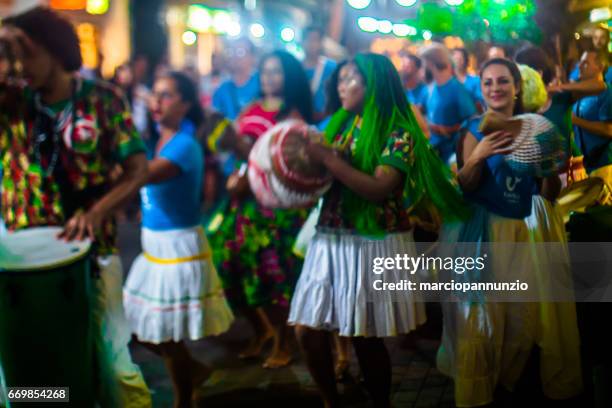 verkering van maracatu - traditionele volksdans met afrikaanse roots - met de batuki kianda groep in ilhabela, brazilië, op 16 april 2017, wandelen door de straten van het historische stadscentrum. foto's gemaakt met een tilt-shift lens. - dança stockfoto's en -beelden