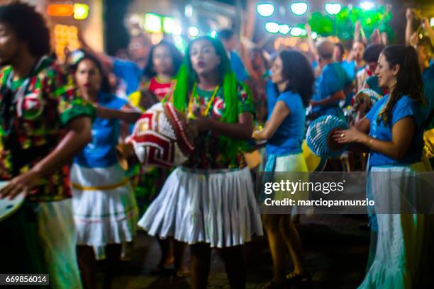 courtship of maracatu - traditional folk dance with african roots - with the batuki kianda group in ilhabela, brazil, on april 16, 2017, walking the streets of the historic city center. photos made with a tilt-shift lens. - africano stock pictures, royalty-free photos & images