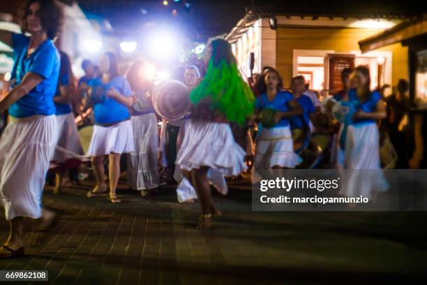 verkering van maracatu - traditionele volksdans met afrikaanse roots - met de batuki kianda groep in ilhabela, brazilië, op 16 april 2017, wandelen door de straten van het historische stadscentrum. foto's gemaakt met een tilt-shift lens. - dança stockfoto's en -beelden