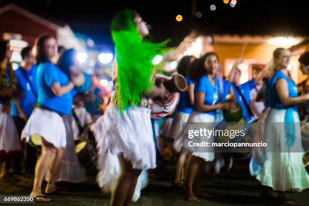 courtship of maracatu - traditional folk dance with african roots - with the batuki kianda group in ilhabela, brazil, on april 16, 2017, walking the streets of the historic city center. photos made with a tilt-shift lens. - africano stock pictures, royalty-free photos & images