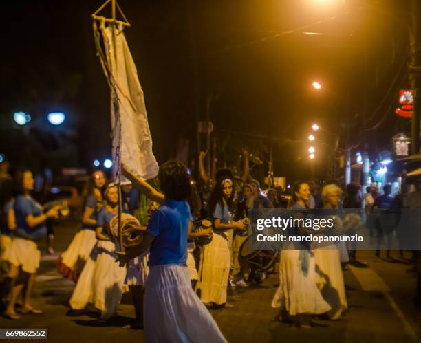 courtship of maracatu - traditional folk dance with african roots - with the batuki kianda group in ilhabela, brazil, on april 16, 2017, walking the streets of the historic city center. photos made with a tilt-shift lens. - africano stock pictures, royalty-free photos & images