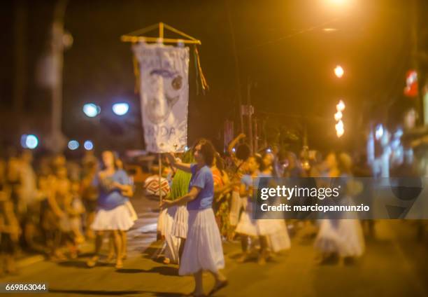 courtship of maracatu - traditional folk dance with african roots - with the batuki kianda group in ilhabela, brazil, on april 16, 2017, walking the streets of the historic city center. photos made with a tilt-shift lens. - africano stock pictures, royalty-free photos & images