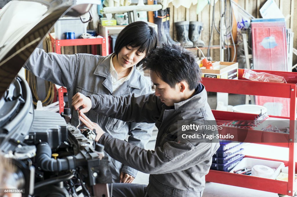 自動車修理工場で一緒に働く 2 つの力学