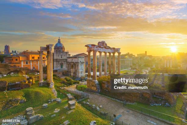 o fórum romano ao nascer do sol em roma, itália - arco de septimius severus - fotografias e filmes do acervo