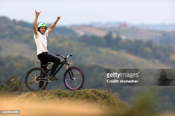 mountain bike radfahrer mit hügel erhobenen armen. - x games stock-fotos und bilder