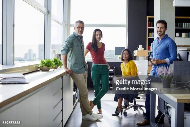 vertrouwen zakenmensen in office - four people stockfoto's en -beelden