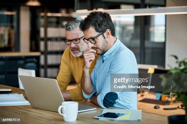 affärsmän använder laptop på skrivbord - business man contemplating bildbanksfoton och bilder
