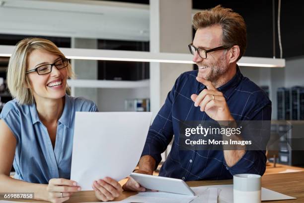 mensen uit het bedrijfsleven met papier en tablet pc bij bureau - business casual stockfoto's en -beelden