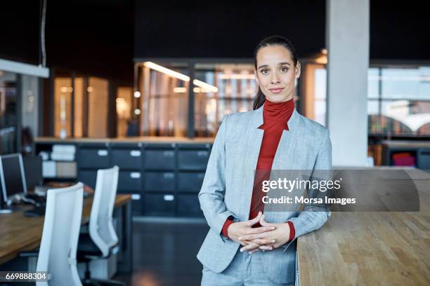 ejecutivo mujer confía en fábrica textil - cuello alto fotografías e imágenes de stock