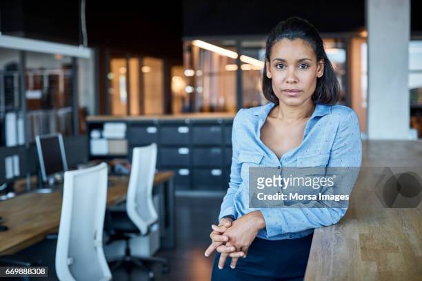 vertrouwen zakenvrouw in textielfabriek - portrait business woman stockfoto's en -beelden