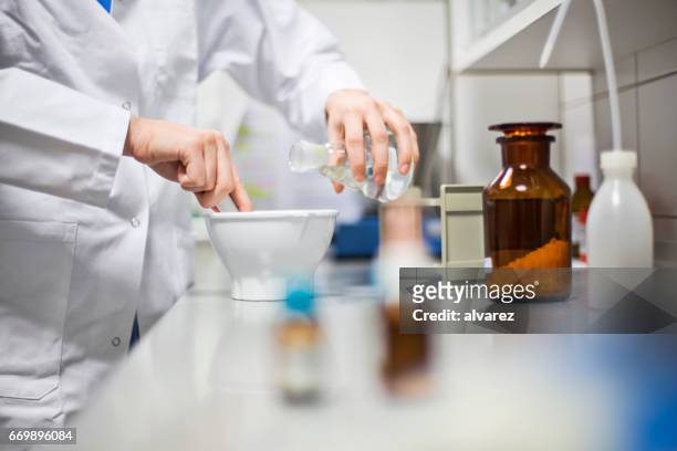 científico femenino haciendo medicina en laboratorio - preparation fotografías e imágenes de stock
