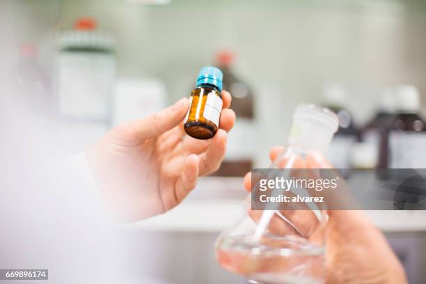 científicos con botella y botella de la medicina - homeopatía fotografías e imágenes de stock