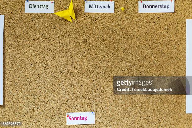 corkboard - organisieren stock pictures, royalty-free photos & images