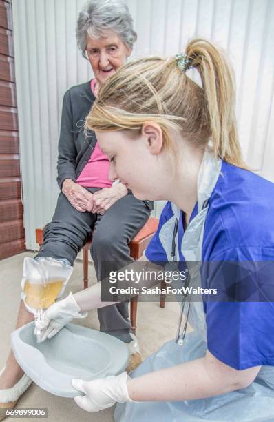 senior woman with catheter - cateter imagens e fotografias de stock