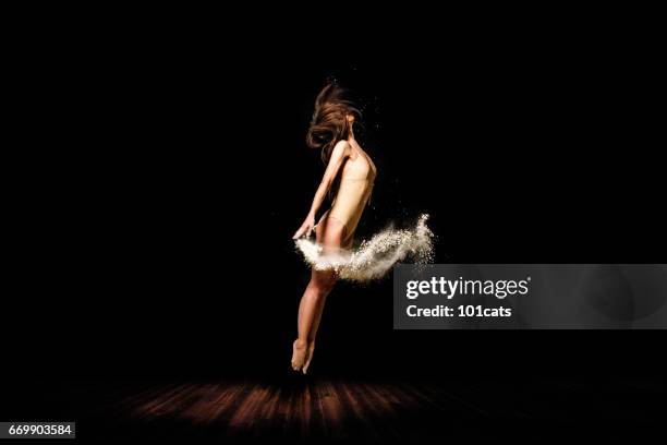 schöne ballett-tänzerin, mit pulver auf der bühne tanzen - ballet powder stock-fotos und bilder