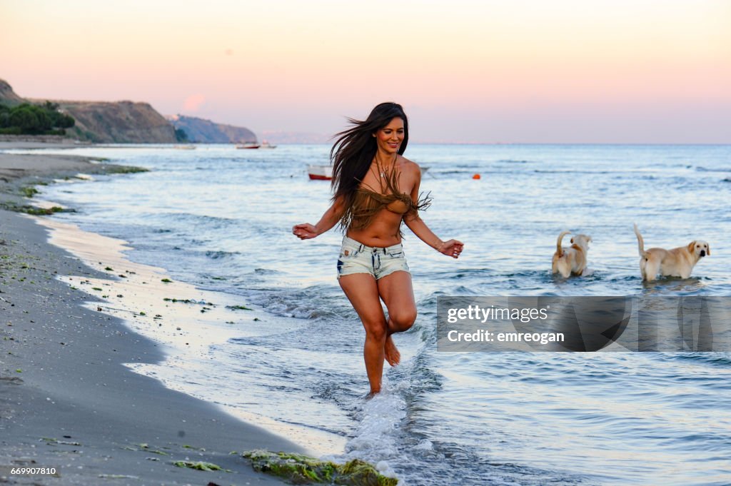 Linda mulher correndo na praia