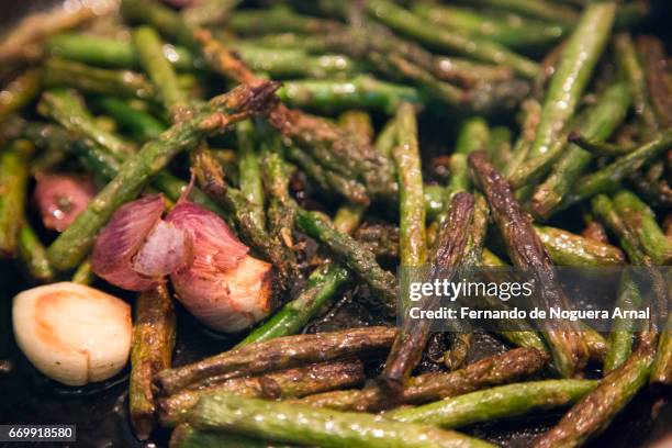 esparragos salteados - comida sana stock pictures, royalty-free photos & images