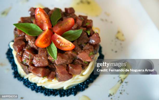 tartar de atun - alimento stock pictures, royalty-free photos & images