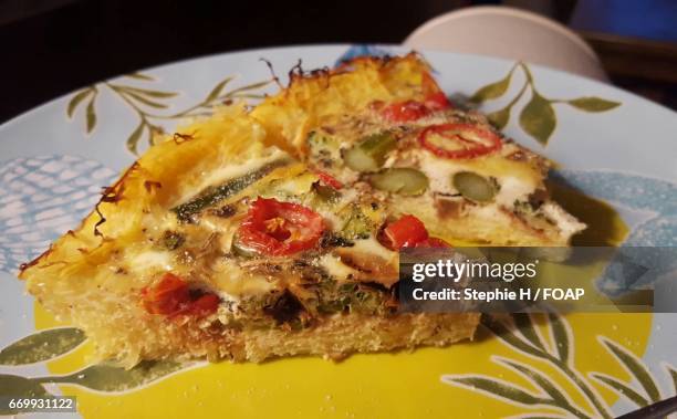 paleo quiche with spaghetti squash crust - spaghetti squash stock pictures, royalty-free photos & images