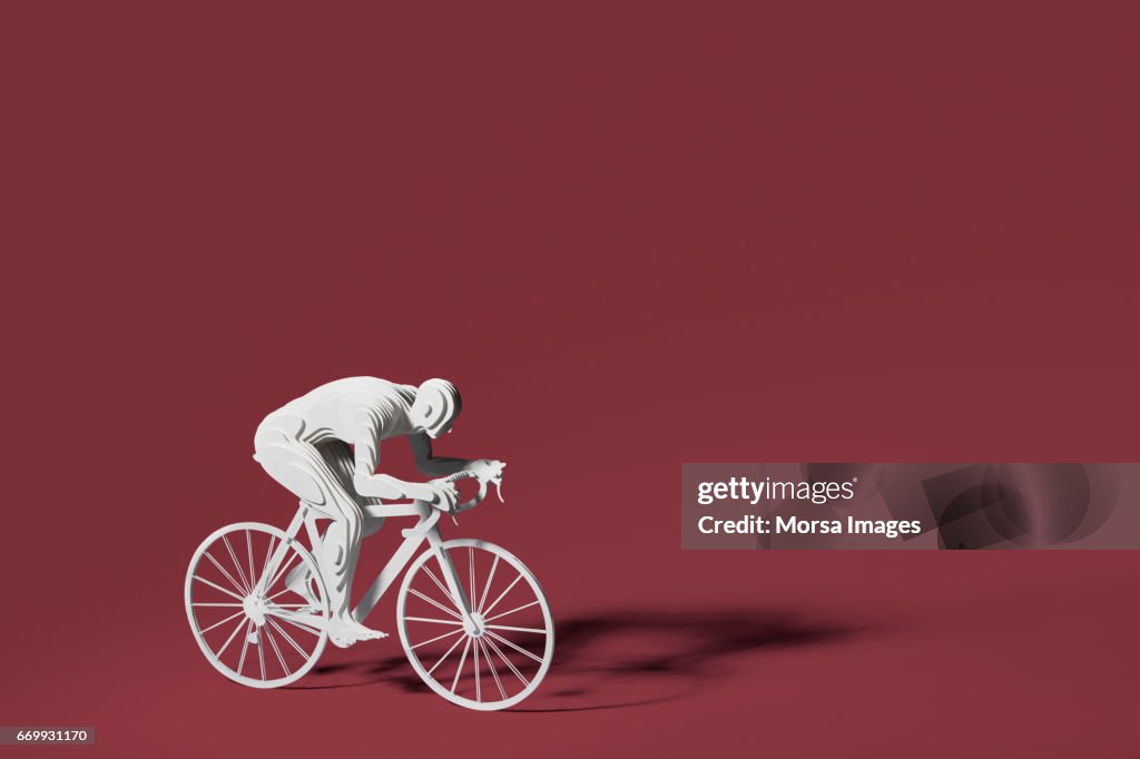 Handgekapte papier figuur van een fietser