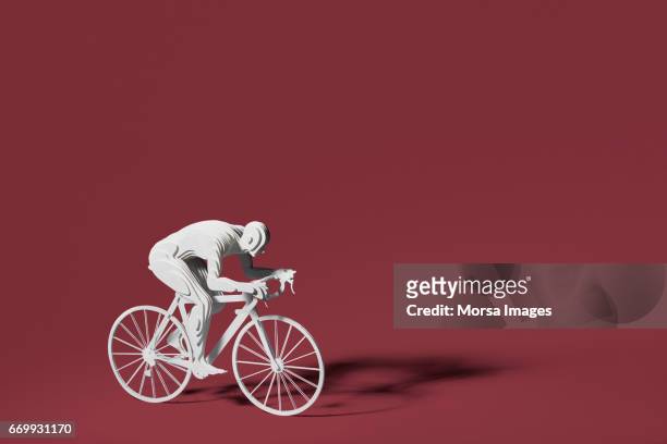 handgekapte papier figuur van een fietser - wielrennen stockfoto's en -beelden