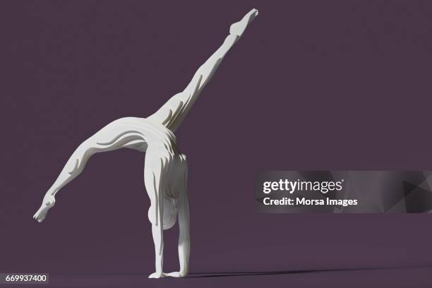 Handgekapte papier figuur van een gymnast