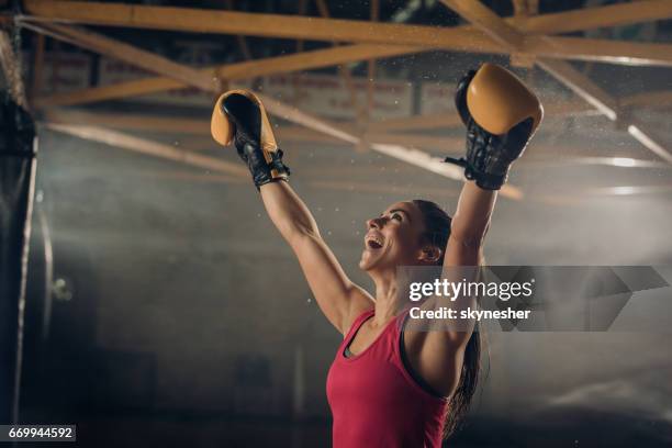 成功した女性ボクサーの健康クラブで彼女の勝利を祝います。 - boxing womens ストックフォトと画像