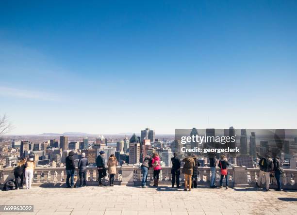 skyline de montréal bénéficiant des gens - mont royal photos et images de collection