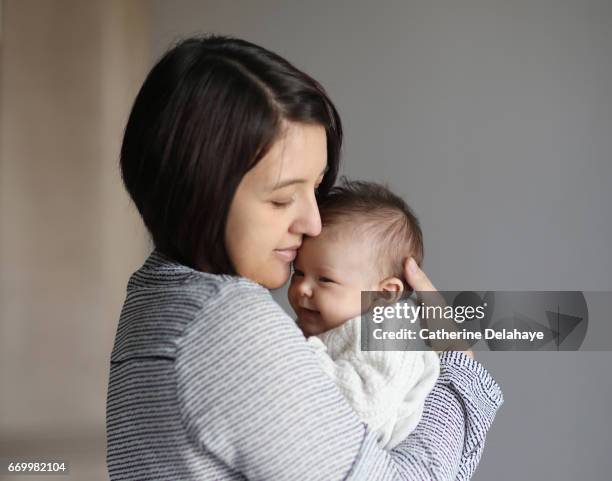 a 2 months old baby girl - bébé parents stock pictures, royalty-free photos & images