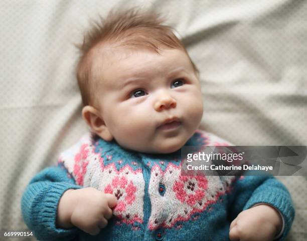 a 2 months old baby girl - chambre à coucher fotografías e imágenes de stock