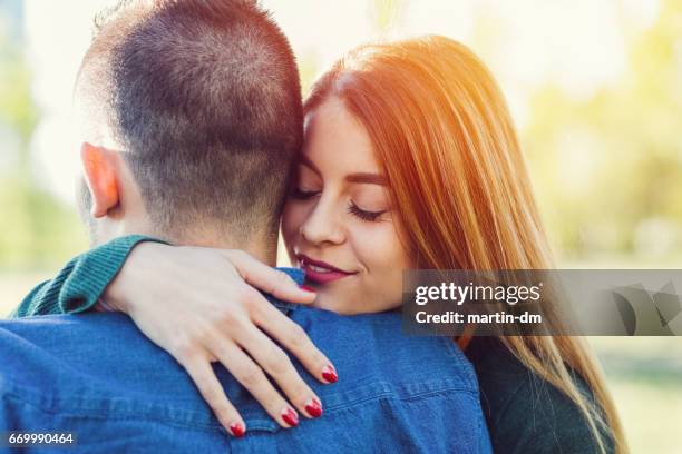 casais apaixonados de passar o tempo juntos - cabeça no ombro - fotografias e filmes do acervo