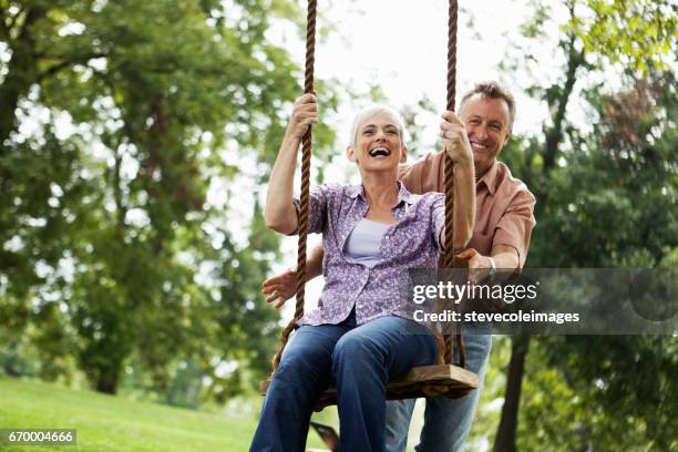 paar schwingen - schaukel frau stock-fotos und bilder