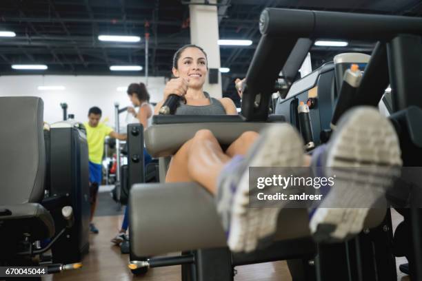 mujer ejercicio en el gimnasio. - female muscular calves fotografías e imágenes de stock