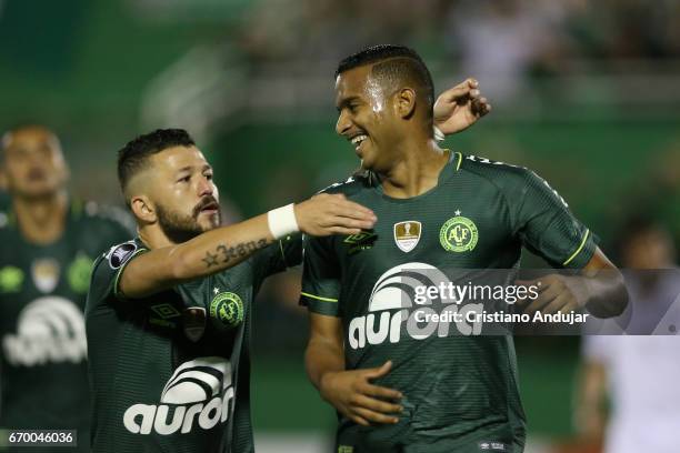 Reinaldo of Chapecoense celebrates with Rossi after scoring during a match between Chapecoense and Nacional Uruguai as part of Copa Bridgestone...