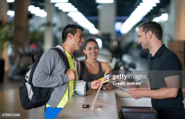 mensen op de sportschool in gesprek met de receptioniste - serving sport stockfoto's en -beelden