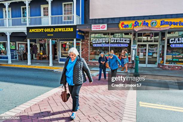 homme et femme sur la rue main à placerville california - placerville-california photos et images de collection