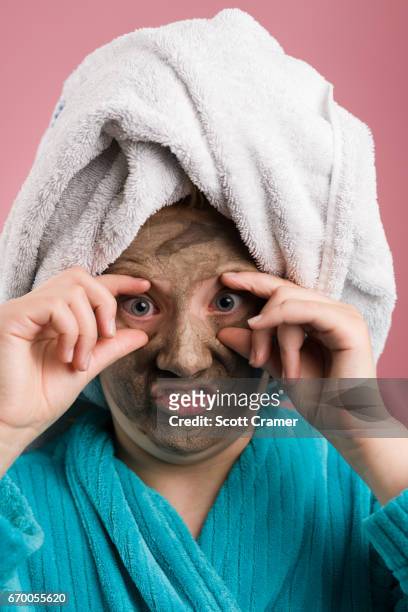 mud mask beauty portraits - making goofy faves - fangoterapia imagens e fotografias de stock