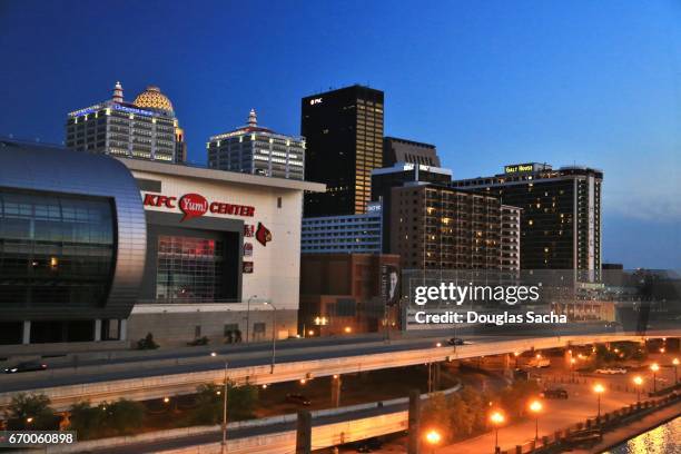 louisville kentucky skyline seen at night - louisville-kentucky stockfoto's en -beelden